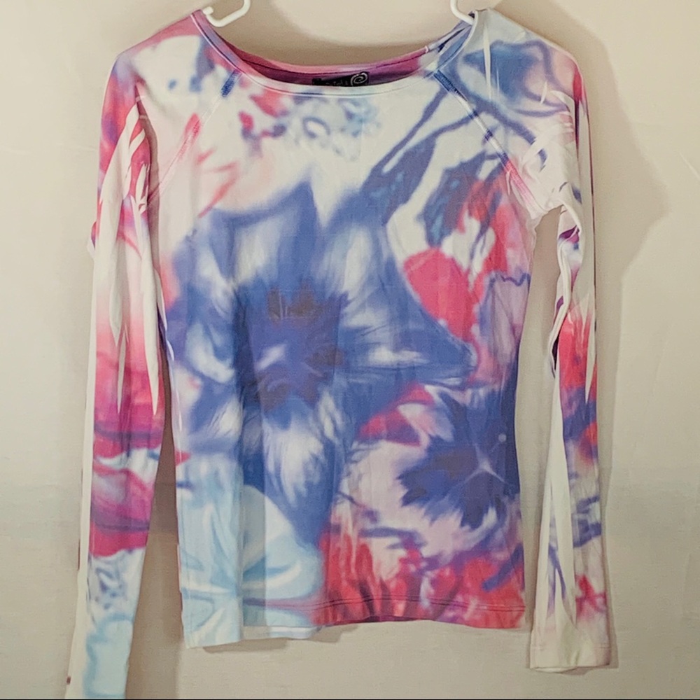 Detail long sleeve woman’s workout shirt